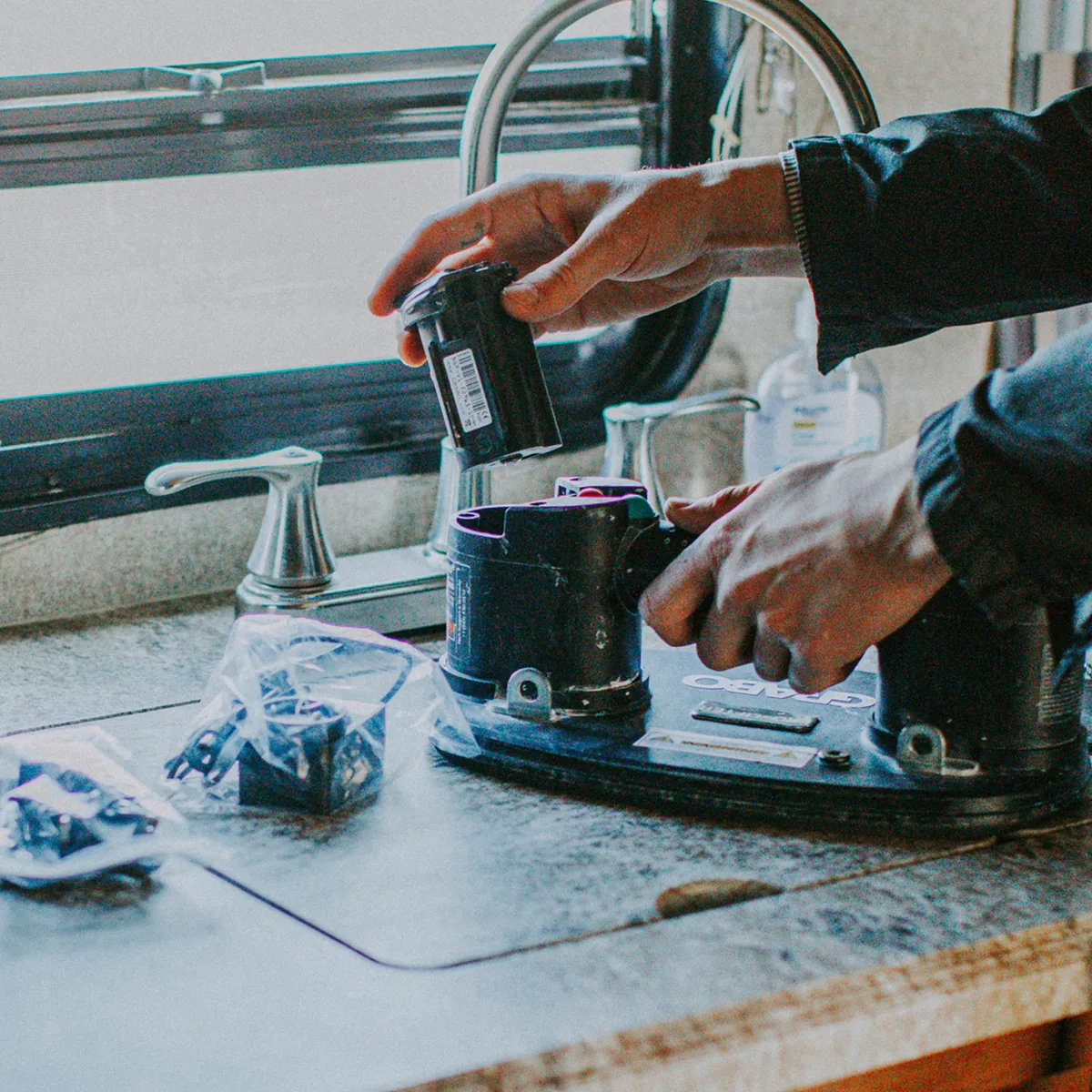 Swapping the GRABO® battery during a worktop cut-out