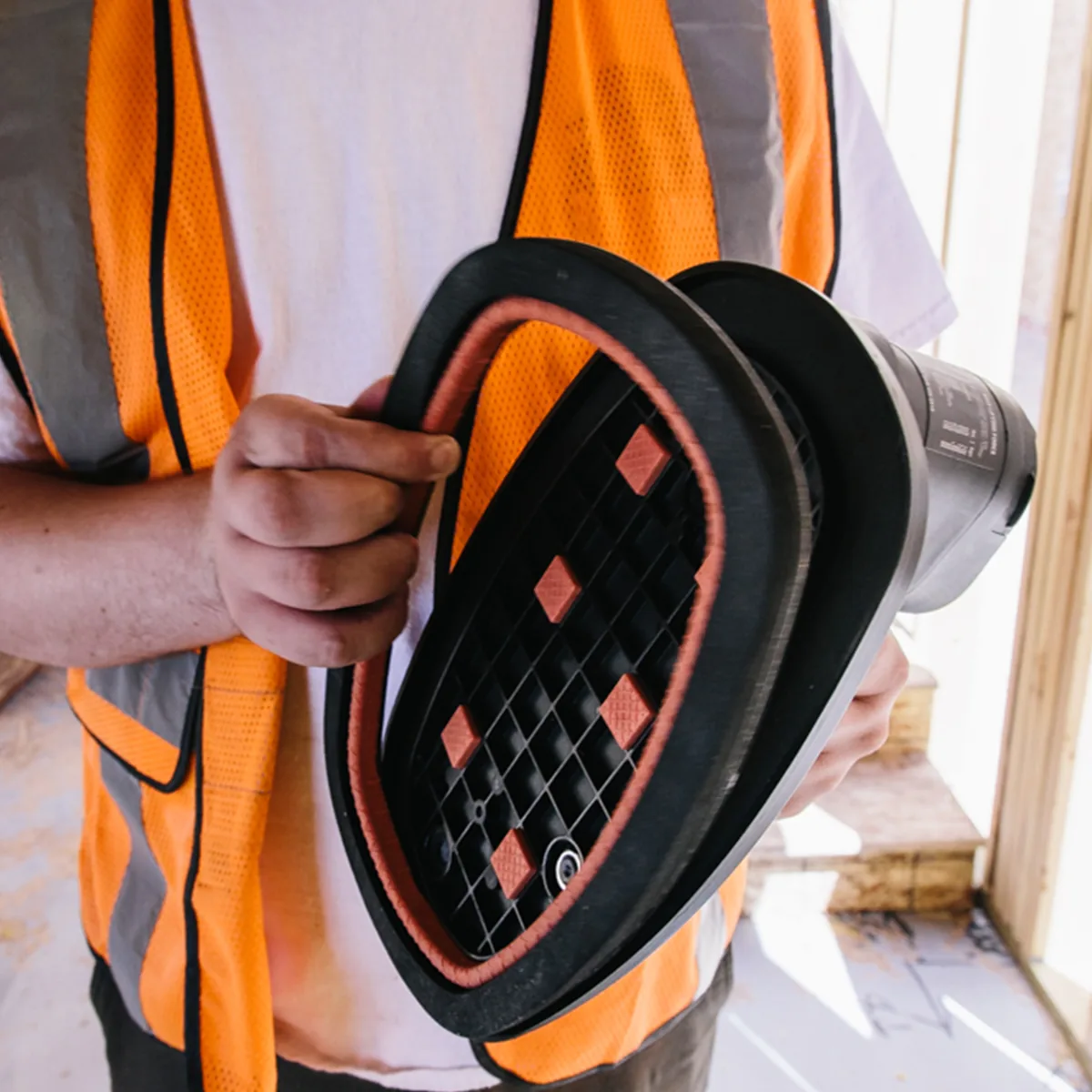 Worker holding a GRABO® lifter fitted with the foam seal