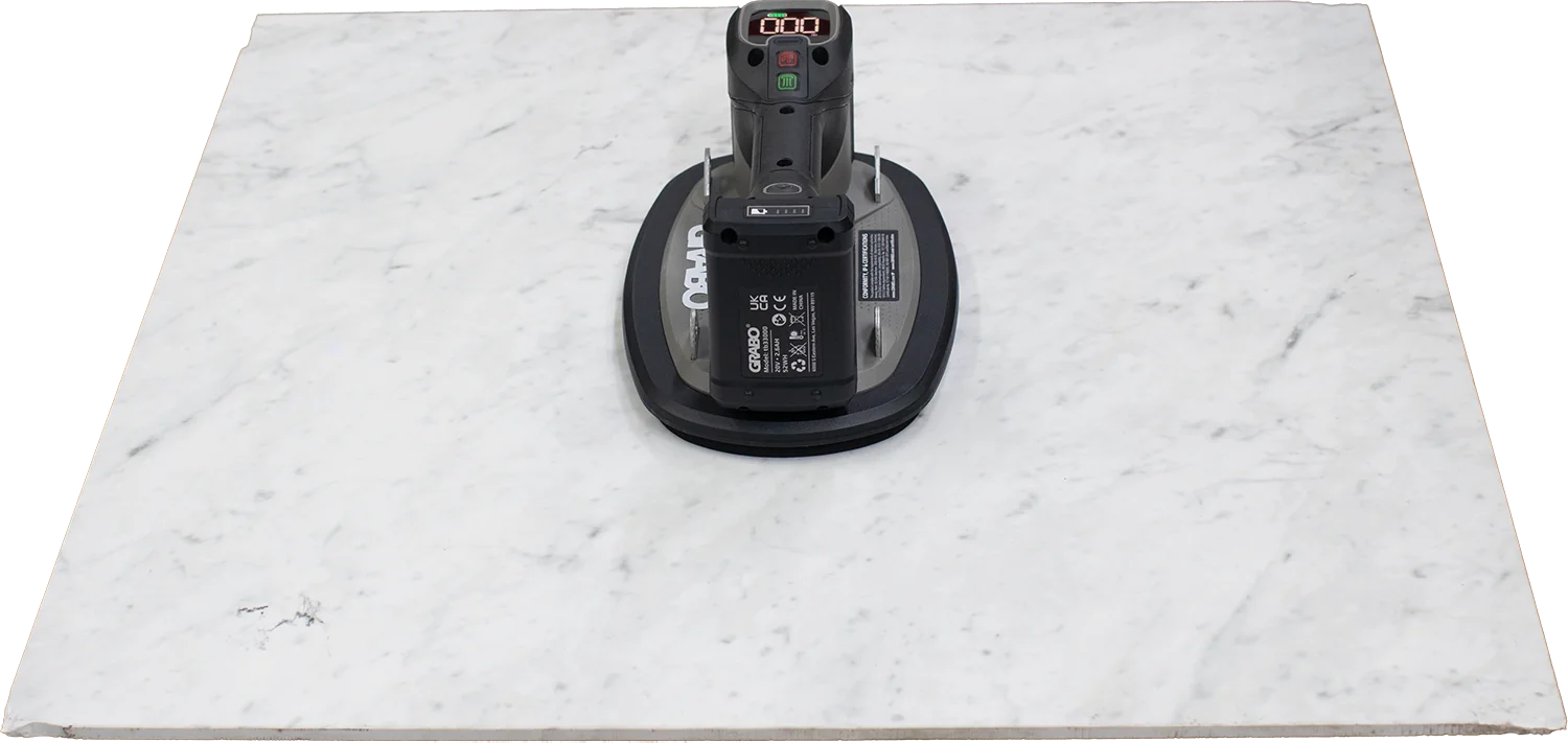 GRABO® Pro Brushless lifting a stone slab in perpendicular hold