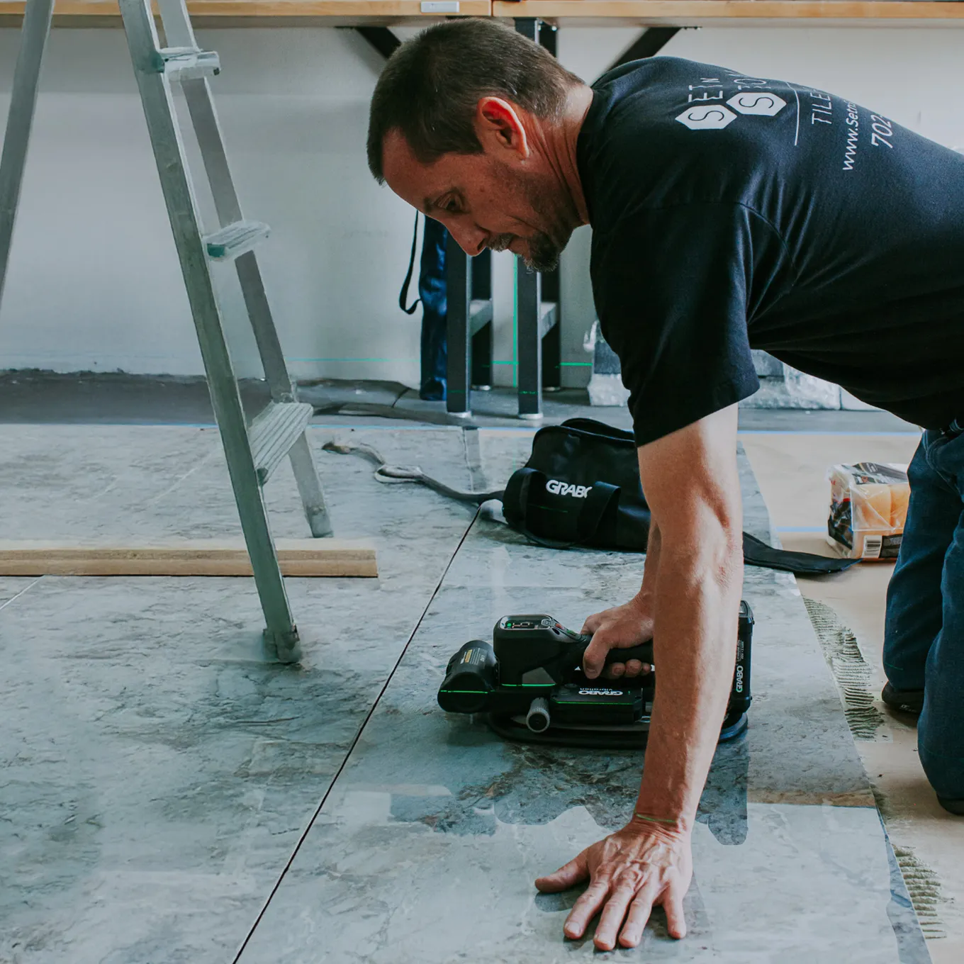 GRABO Tile Vibration in use - view 3